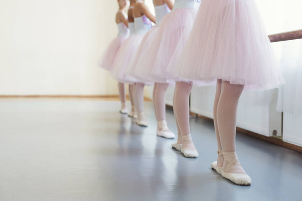 Kis ballerinas sorban állandó és balett gyakorló - Fotó, kép