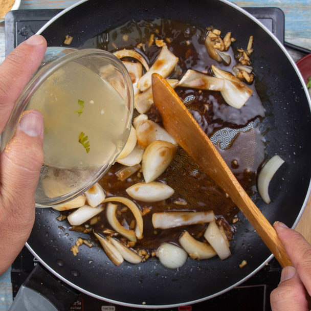 Şef poring çorba için Gyudon kavramı yemek pişirme / Japonca gıda - Fotoğraf, Görsel