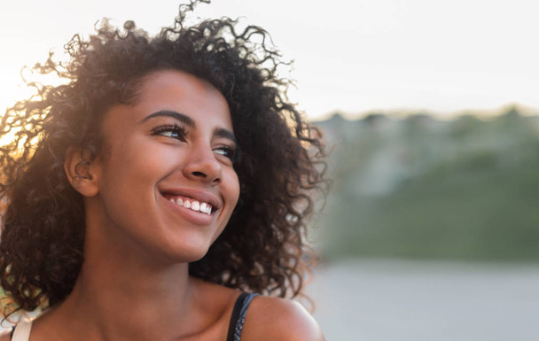 Portrait extérieur de fille afro-américaine souriante
 - Photo, image