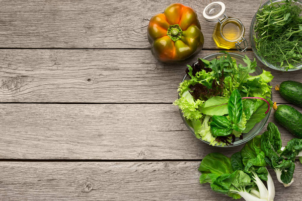 Ham detoks yeşil sebze gıda üzerinde ahşap masa ayarla - Fotoğraf, Görsel