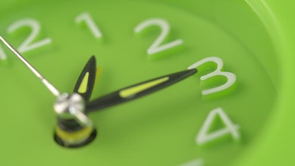 hızlı çalışan Yeşil modern saat yakın - Video, Çekim