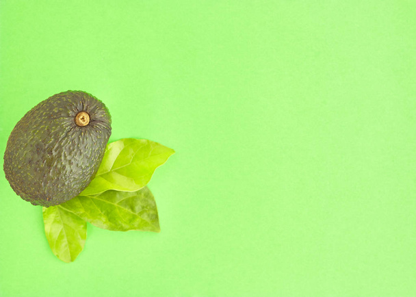Pastel yeşil arka plan en az yaratıcı fikir üzerinde avokado. metin, düz yatıyordu için yer görüntülemek yukarıdan - Fotoğraf, Görsel