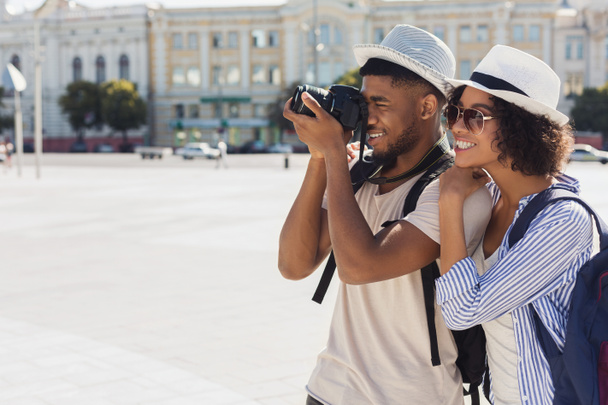 Africano-americano casal turístico tirar fotos na câmera na rua
 - Foto, Imagem