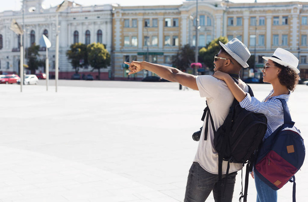 Yeni şehirde gezi turist Afrikalı-Amerikalı çift - Fotoğraf, Görsel