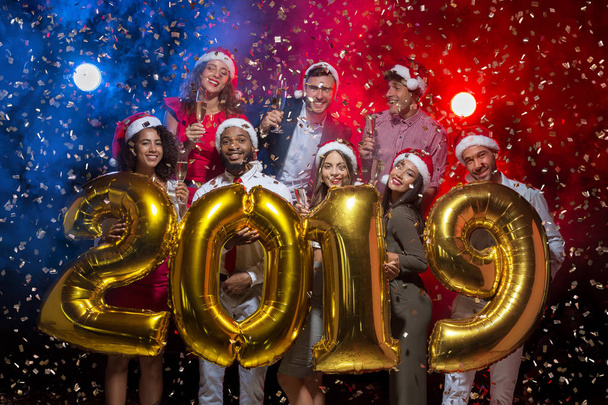 Φίλων που κατέχουν 2019 χρυσή μπαλόνια στο νέο έτος κόμμα - Φωτογραφία, εικόνα