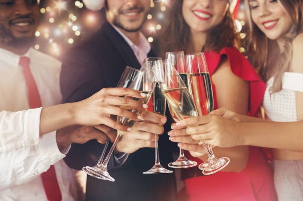 Шампанські окуляри в руках на Новий рік
 - Фото, зображення