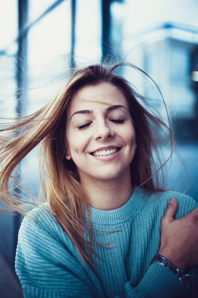 щаслива усміхнена приваблива жінка з вітряним волоссям
 - Фото, зображення