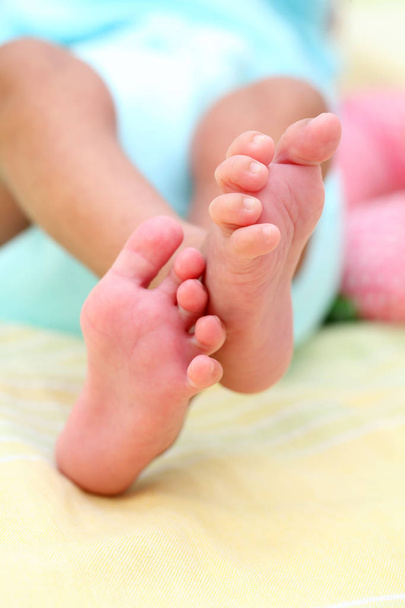 iny foot of newborn baby  - Foto, immagini