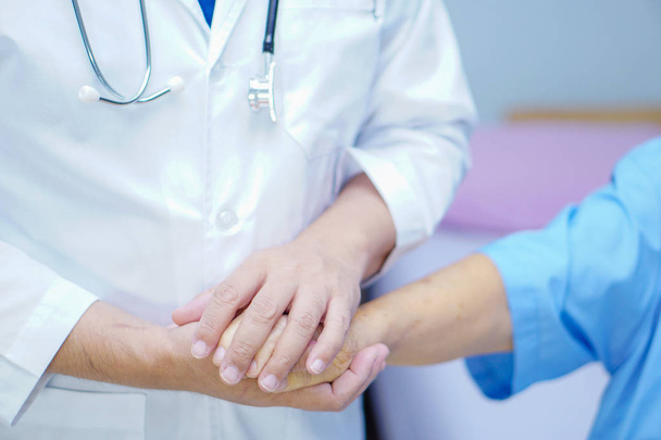 Händchenhalten für ältere oder ältere Patientinnen mit Liebe, Fürsorge, Mut und Empathie auf der Krankenstation: ein gesundes starkes medizinisches Konzept  - Foto, Bild