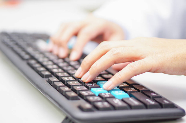 Asiática mujer activa dama mujer secretaria manos tocando a escribir en el teclado de la computadora en la oficina moderna
  - Foto, Imagen