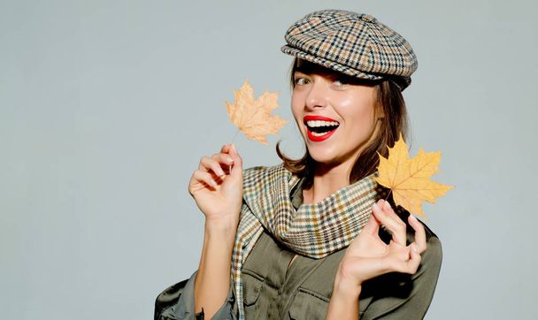 Sale for entire autumn collection, incredible discounts and wonderful choice. Autumn girl preparing for Autumn sale. Fashion portrait of beautiful sensual woman in hat and scarf. Autumn concept. - 写真・画像