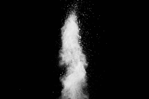 Explosión de polvo blanco sobre fondo negro
. - Foto, imagen