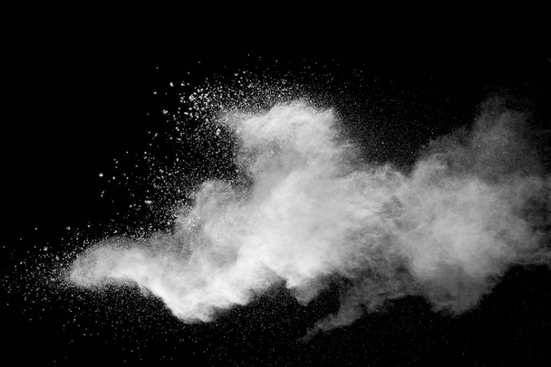 Explosion de poussière blanche sur fond noir
. - Photo, image