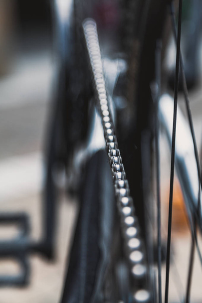 Metal chain on a modern bike close u - Foto, imagen