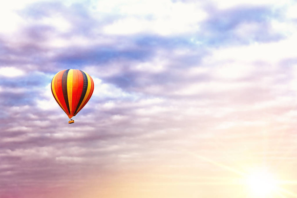 Πολύχρωμο αερόστατο στον ουρανό νωρίς το πρωί - Φωτογραφία, εικόνα