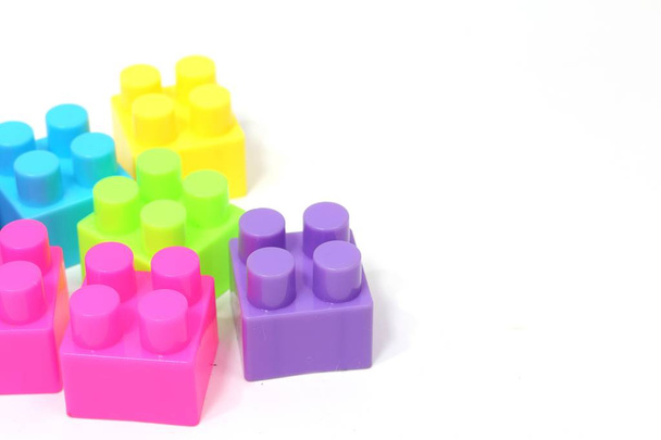 Lego speelgoed kleurrijke op witte achtergrond - Foto, afbeelding