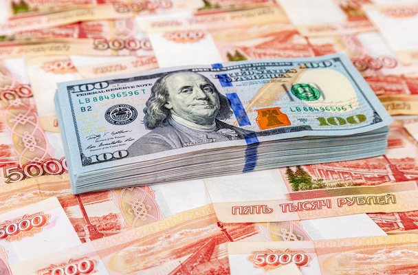 Száz amerikai dollár-bankjegyek át Orosz rubel - Fotó, kép