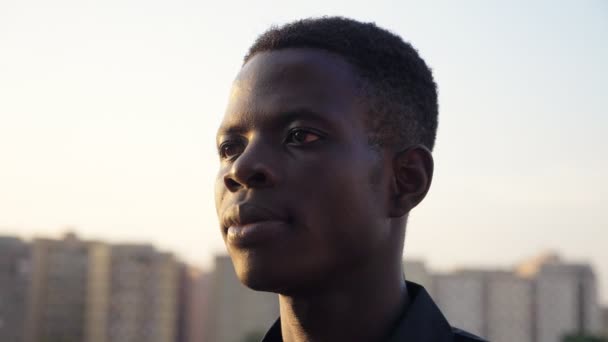magabiztos fekete-afrikai fiatalember  - Felvétel, videó