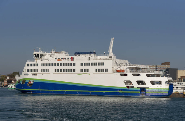 Un ferry roulier pour passagers et véhicules
 - Photo, image