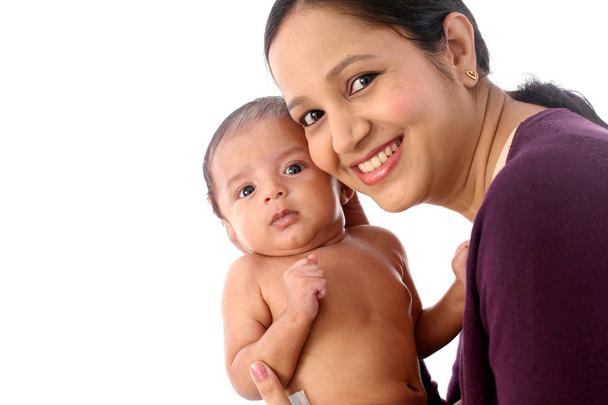 fröhliche junge Mutter spielt mit Neugeborenem - Foto, Bild