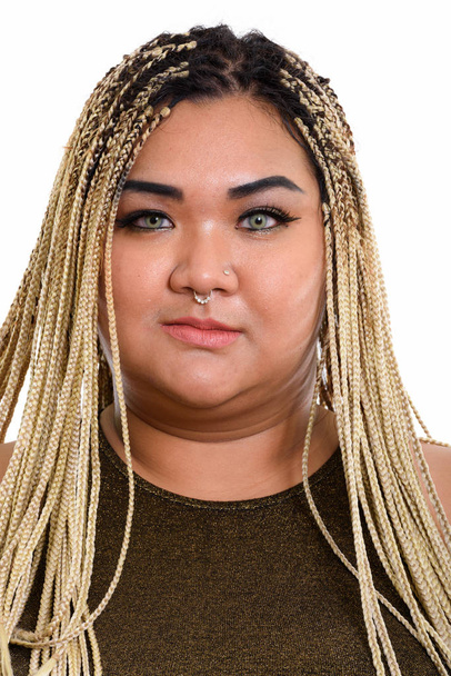 Visage de jeune femme asiatique grasse portant un anneau de nez - Photo, image