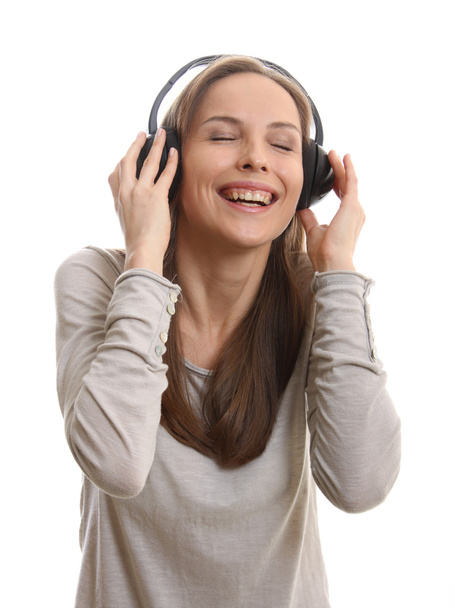 Fiatal nő zenét hallgat fejhallgatóval - Fotó, kép