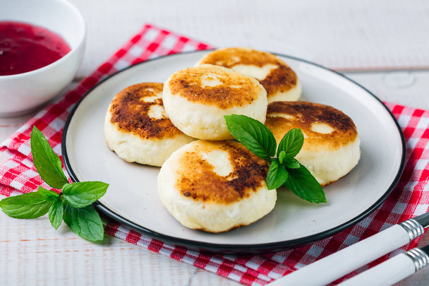 Panquecas de queijo cottage, syrniki em um prato branco, Café da manhã gourmet
  - Foto, Imagem
