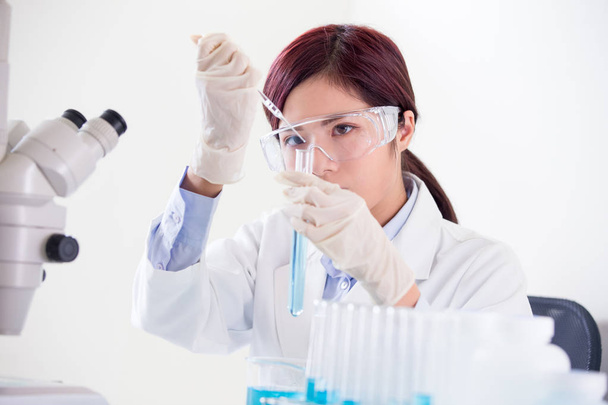 woman scientist take test tube in the laboratory - Fotografie, Obrázek