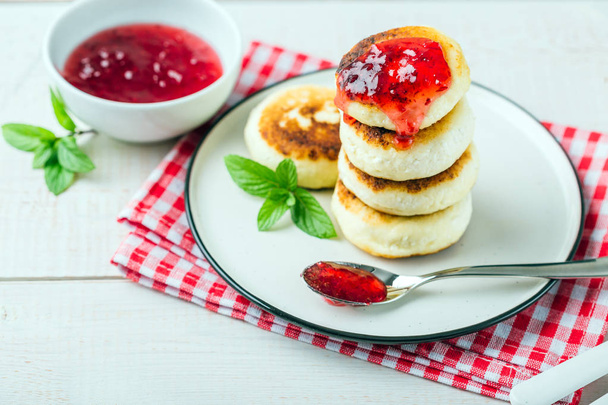 Tvarohové palačinky, syrniki v bílé desce, gurmánská snídaně  - Fotografie, Obrázek