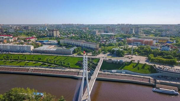 Közösségi híd. Panoráma a város Krasznojarszk. Oroszország, Dronból   - Fotó, kép
