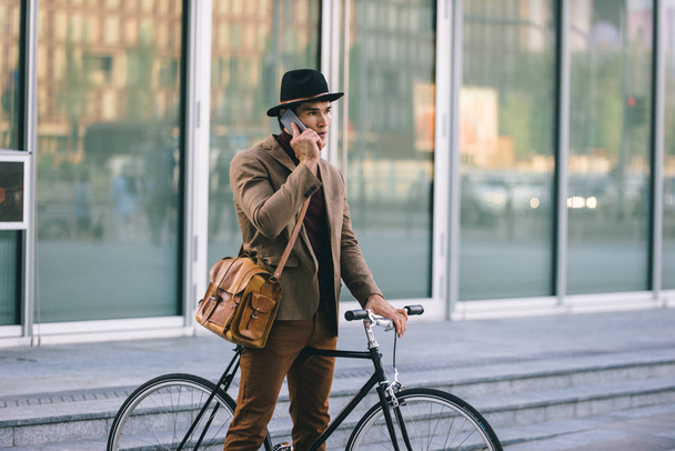 Young handsome man with casual clothes driving bycicle - Young student portrait, concepts about business, mobility and lifestyle - Foto, imagen