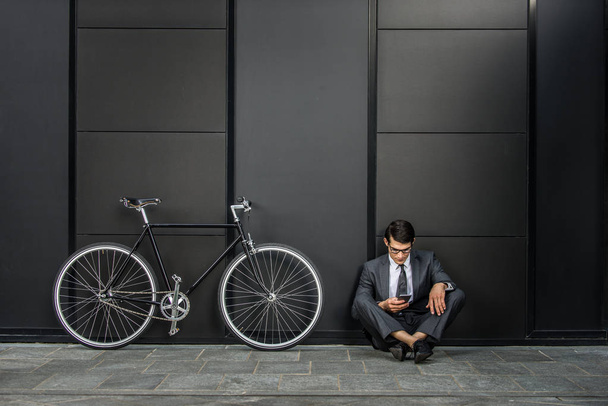 Young handsome man with business suit driving bycicle - Corporate businessman portrait, concepts about business, mobility and lifestyle - Foto, Imagem
