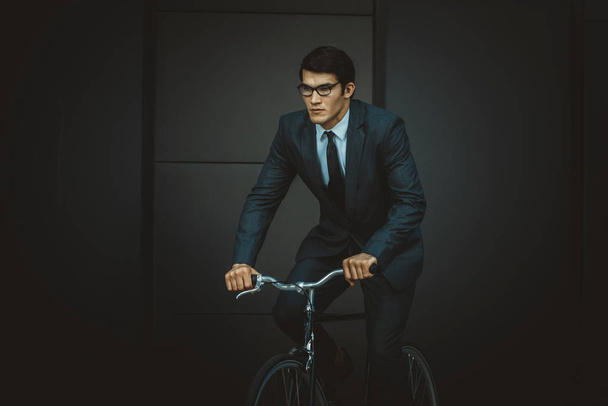 Young handsome man with business suit driving bycicle - Corporate businessman portrait, concepts about business, mobility and lifestyle - Foto, Imagen
