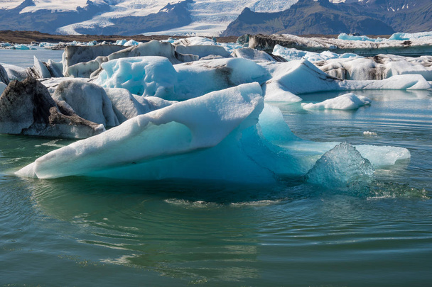 Iceberg na lagoa do glaciar Jokulsarlon no sul da Islândia
 - Foto, Imagem