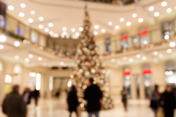 Bulanık sahne ile müşteriler büyük Noel ağacı Alışveriş Merkezi çevresinde - Fotoğraf, Görsel