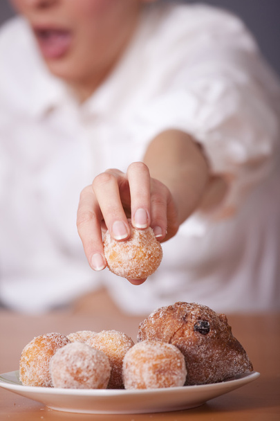 Mujer alcanza para pastel de azúcar
 - Foto, imagen