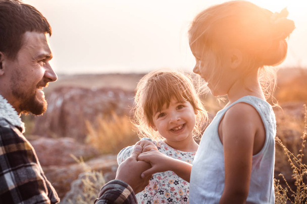 glücklich liebende Familie, Papa spielt mit kleinen Töchtern, Familienbeziehung und Freundschaftskonzept - Foto, Bild