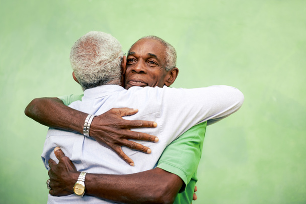 Vieilles amies, deux grands hommes afro-américains se rencontrent et se câlinent
 - Photo, image