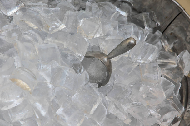 Закрыть большой ложкой изо льда внутри ведра
 - Фото, изображение