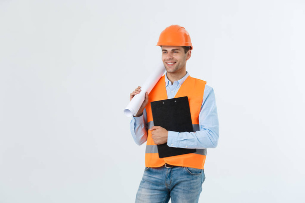 Портрет молодого усміхненого інженера-архітектора в помаранчевому шоломі з кресленнями, який дивиться на камеру ізольовано на білому тлі, копія
 - Фото, зображення