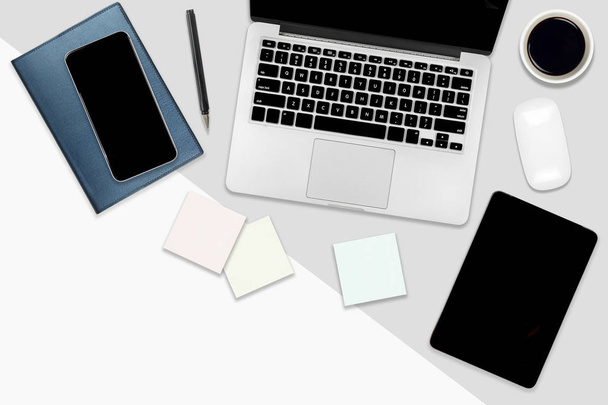 ラップトップ コンピューター、デジタル タブレット、携帯電話、アクセサリー 2 つのトーンの白と灰色の背景上でフラット レイアウト オフィスのテーブル。デスクトップ オフィス モックアップ コンセプト. - 写真・画像