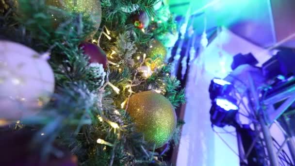 Oyuncaklar, ışıklar, Noel ağacı, Noel ağacı ışıkları ile Noel ağacı çelenk bir yeni yıl üzerinde yanıp sönen ışıklar, Noel ışıkları - Video, Çekim