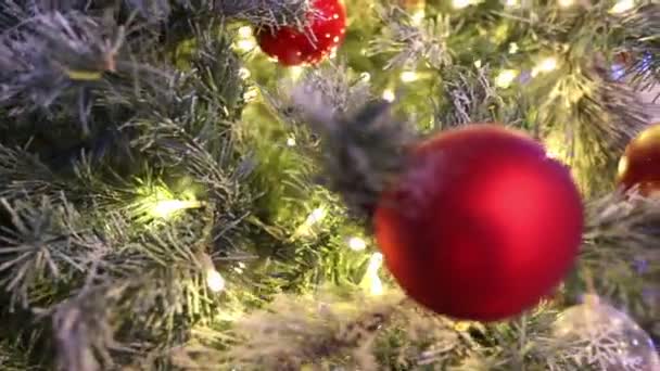 Weihnachtsbaum mit Spielzeug, Weihnachtsbaumbeleuchtung mit Lichtern, Weihnachtsbaum, Lichterkranz an Neujahr, blinkende Lichter, Weihnachtsbeleuchtung - Filmmaterial, Video