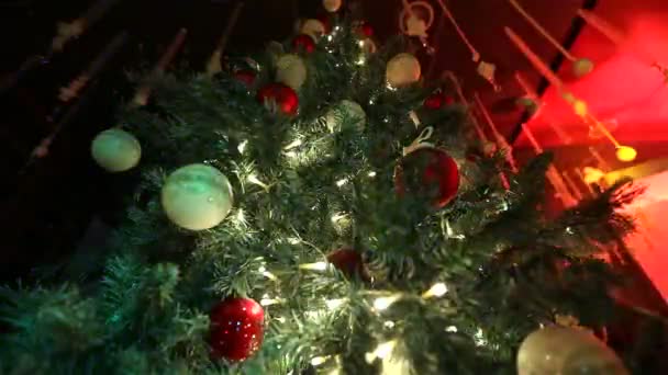 Discothèque de Noël au restaurant, un sapin de Noël sur le fond d'une discothèque, silhouettes dansantes de personnes, rayons lumineux,, Arbre de Noël avec jouets, un banquet
 - Séquence, vidéo