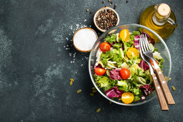 Sağlıklı sebze salatası, taze domates, salatalık, soğan, ıspanak, marul ve kase kabak çekirdeği. Diyet menüsü. Kopya alanı ile üstten görünüm - Fotoğraf, Görsel