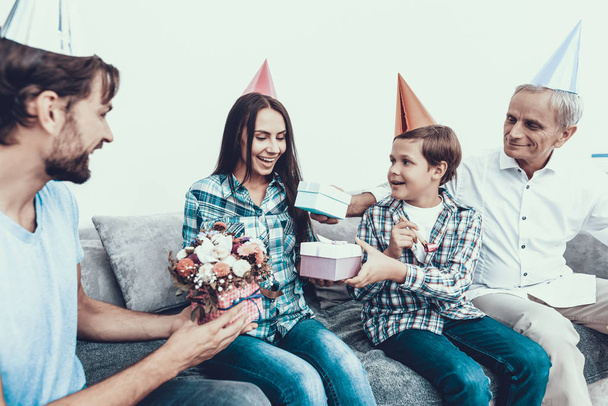 Happy Family Celebrating Mother's Birthday at Home. Smiling People. Have Fun Indoor. Parenthood Concept. Usnhaved Young Man. Family at Home. Happy Family. Giving Gift Boxes. Happy Woman. - Foto, Imagen