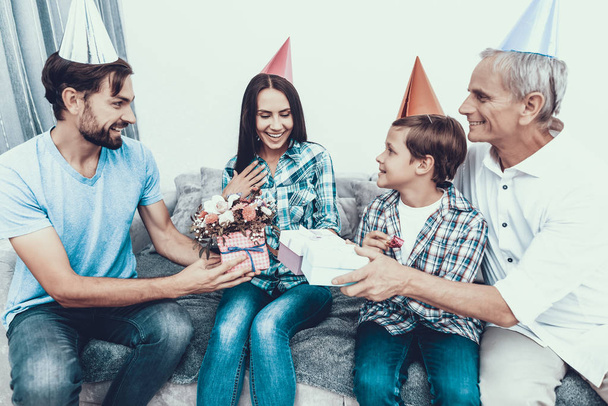 Happy Family Celebrating Mother's Birthday at Home. Smiling People. Have Fun Indoor. Parenthood Concept. Usnhaved Young Man. Family at Home. Happy Family. Giving Gift Boxes. Happy Woman. - Foto, immagini