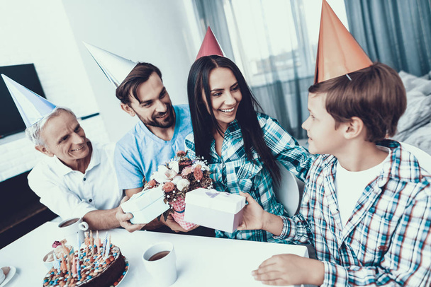 Happy Family Celebrating Mother's Birthday at Home. Smiling People. Have Fun Indoor. Parenthood Concept. Usnhaved Young Man. Family at Home. Happy Family. Cake on Birthday. Candles on Cake. - Foto, Imagen