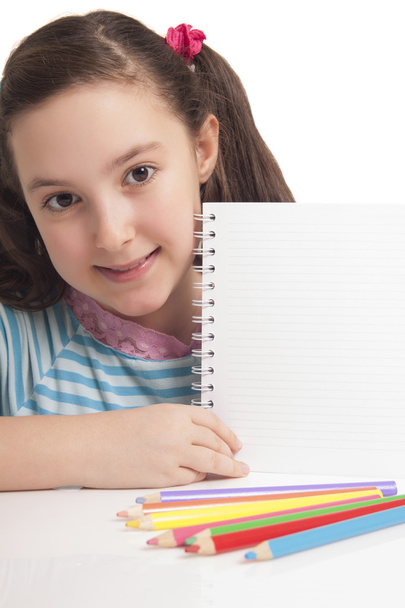 Hermosa niña mostrando espacio vacío en el cuaderno
 - Foto, Imagen