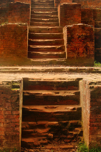 Antigo edifício em ruínas escadaria de perto de Daca, Bangladesh feito de tijolos velhos, cal e argila
 - Foto, Imagem